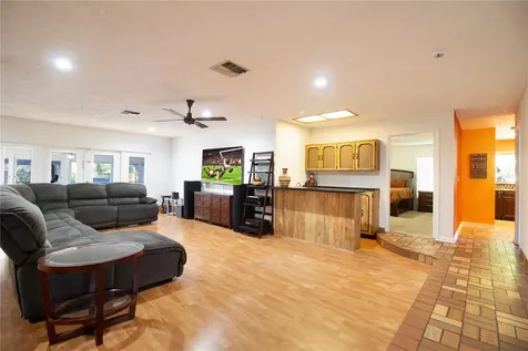 547 Oleander Way S St Petersburg FL 33707