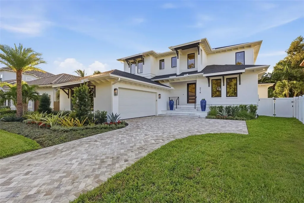 214 Aranda Street NE St Petersburg FL 33704