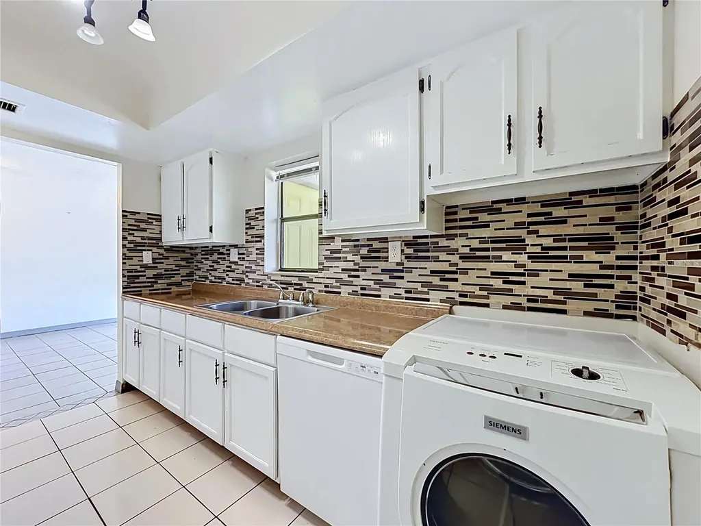 2636 Lemon Tree Lane Orlando FL 32839