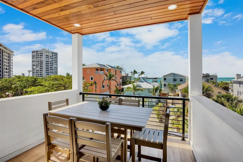135 Avenida Veneccia Sarasota FL 34242