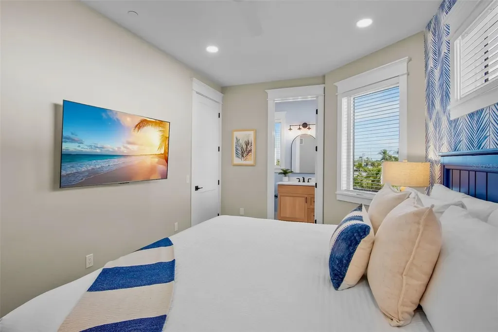 135 Avenida Veneccia Sarasota FL 34242