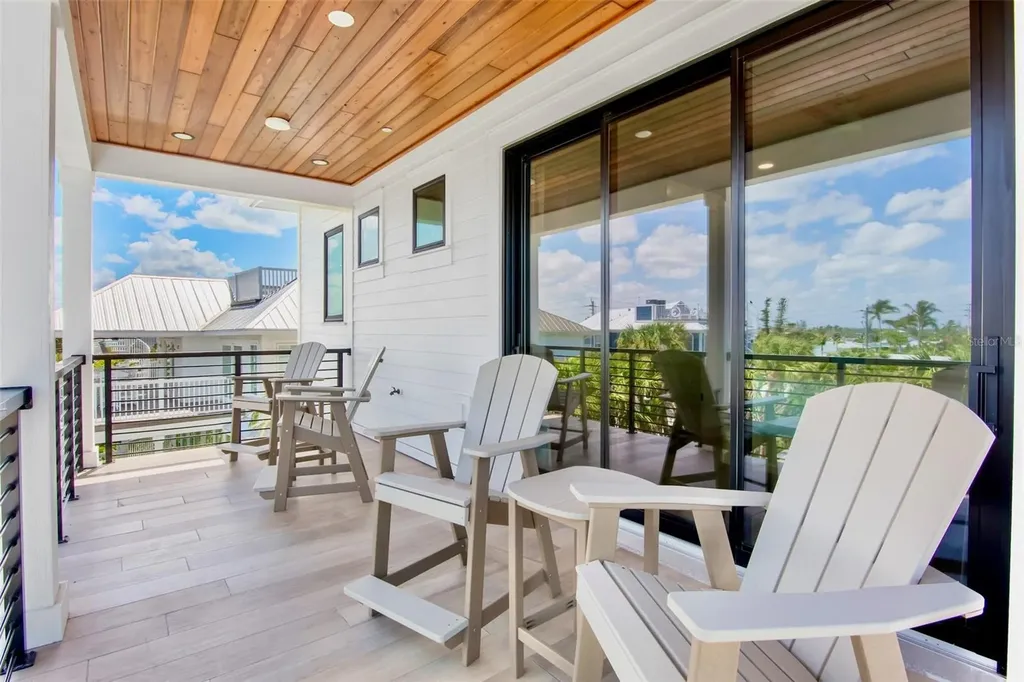135 Avenida Veneccia Sarasota FL 34242