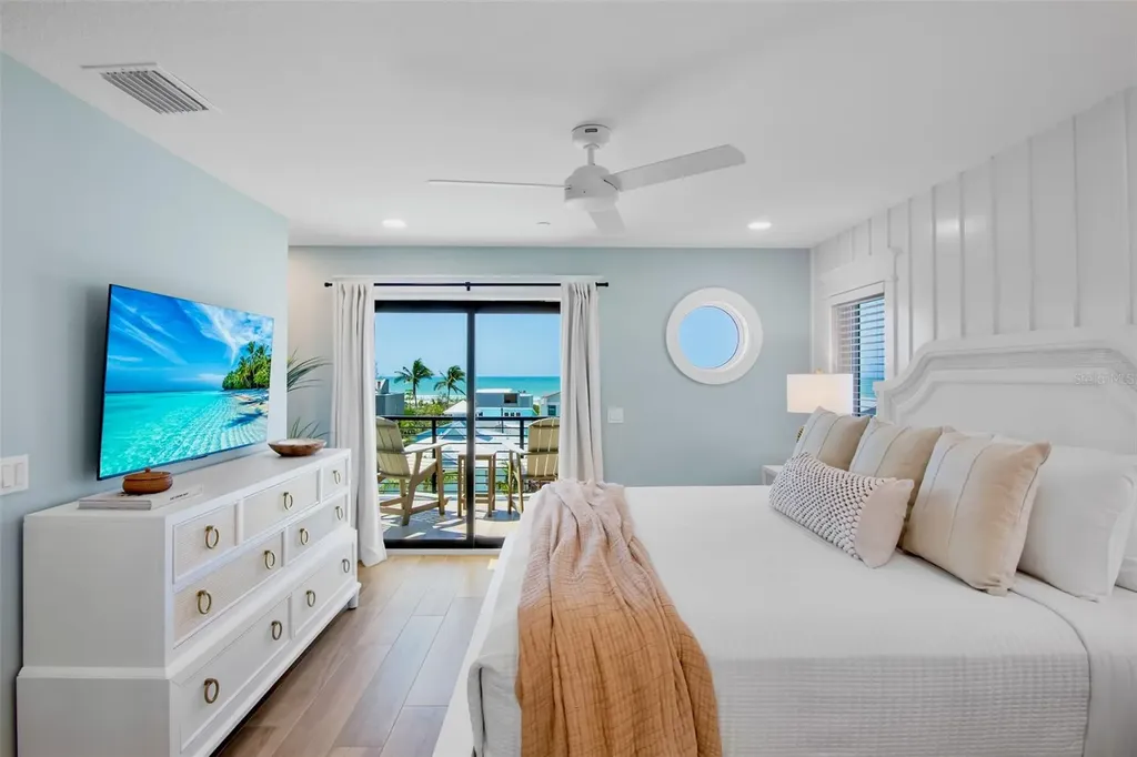 135 Avenida Veneccia Sarasota FL 34242