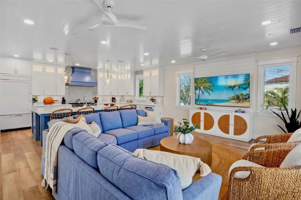 135 Avenida Veneccia Sarasota FL 34242