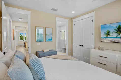 135 Avenida Veneccia Sarasota FL 34242