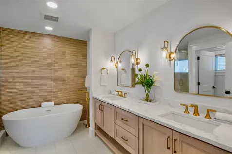 135 Avenida Veneccia Sarasota FL 34242