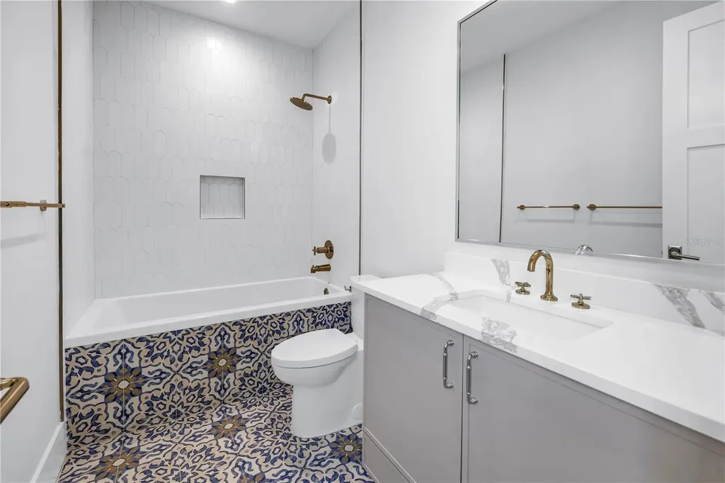 646 Calle Del Otono Sarasota FL 34242