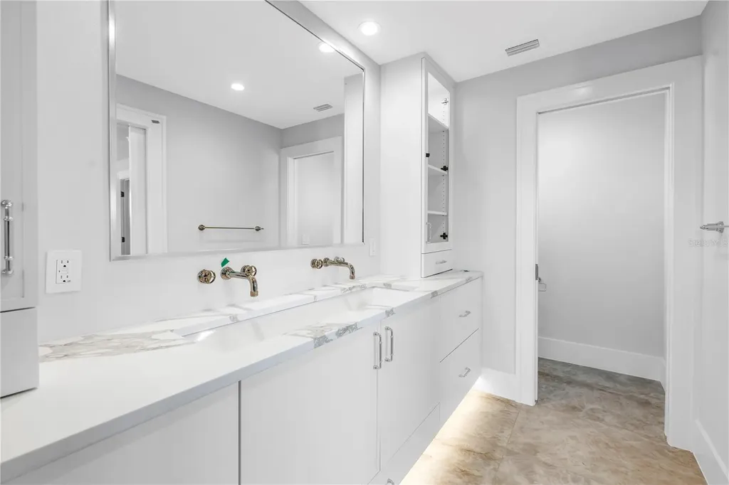 646 Calle Del Otono Sarasota FL 34242