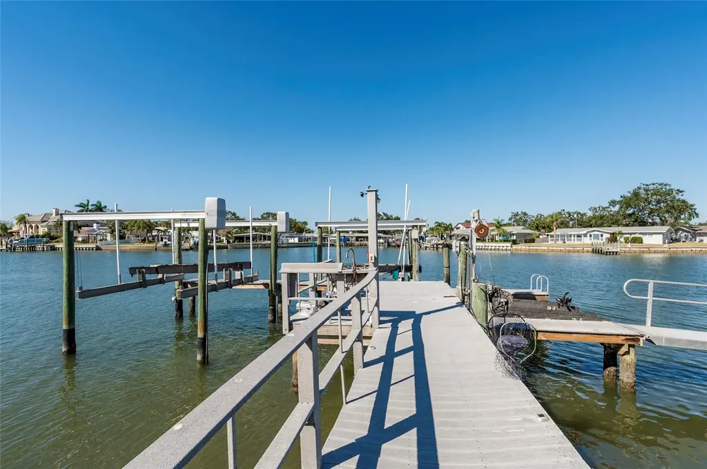2268 Kings Point Drive Largo FL 33774