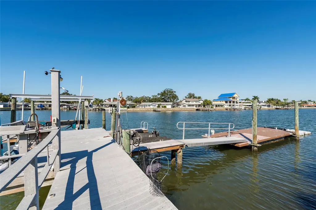 2268 Kings Point Drive Largo FL 33774