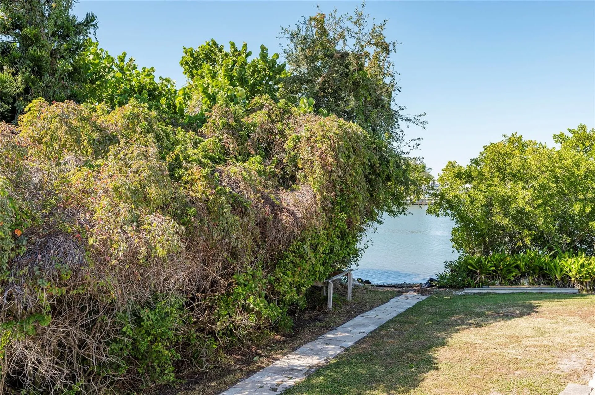2268 Kings Point Drive Largo FL 33774