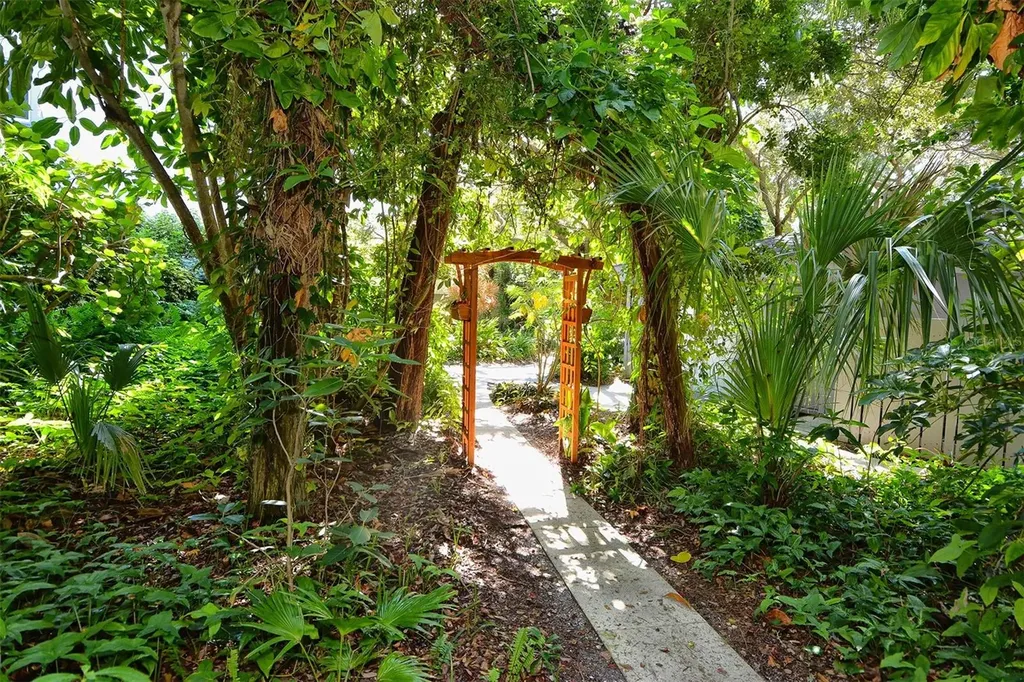 1125 W Peppertree Drive Sarasota FL 34242