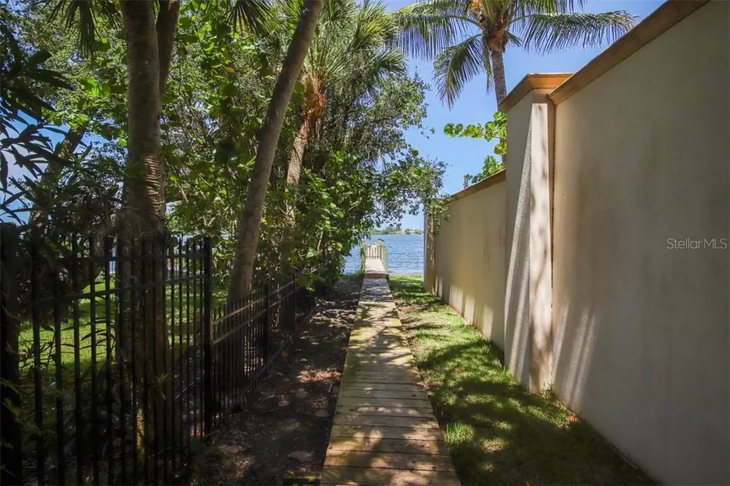 1351 Dixie Lee Lane Sarasota FL 34231