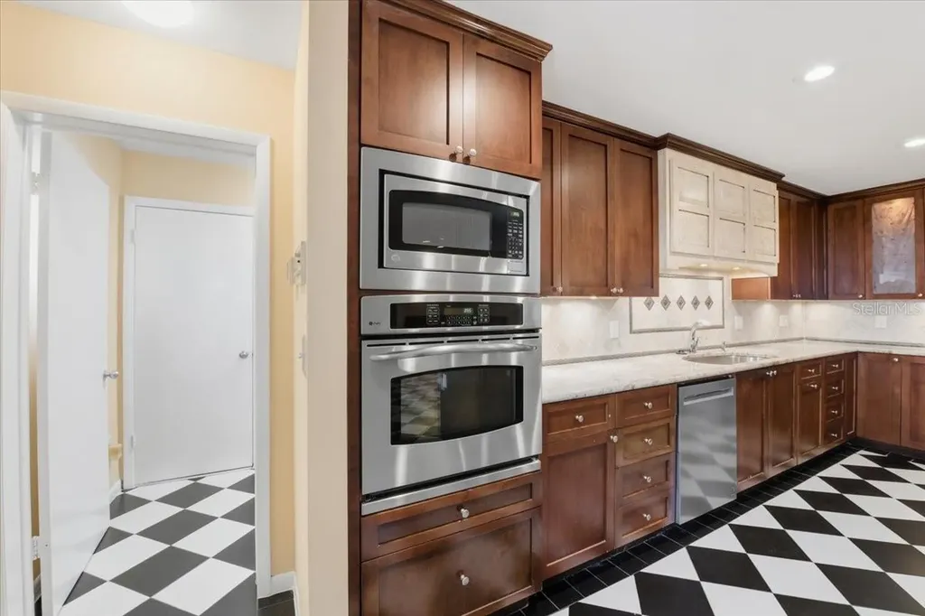 2713 Chambray Lane Tampa FL 33611