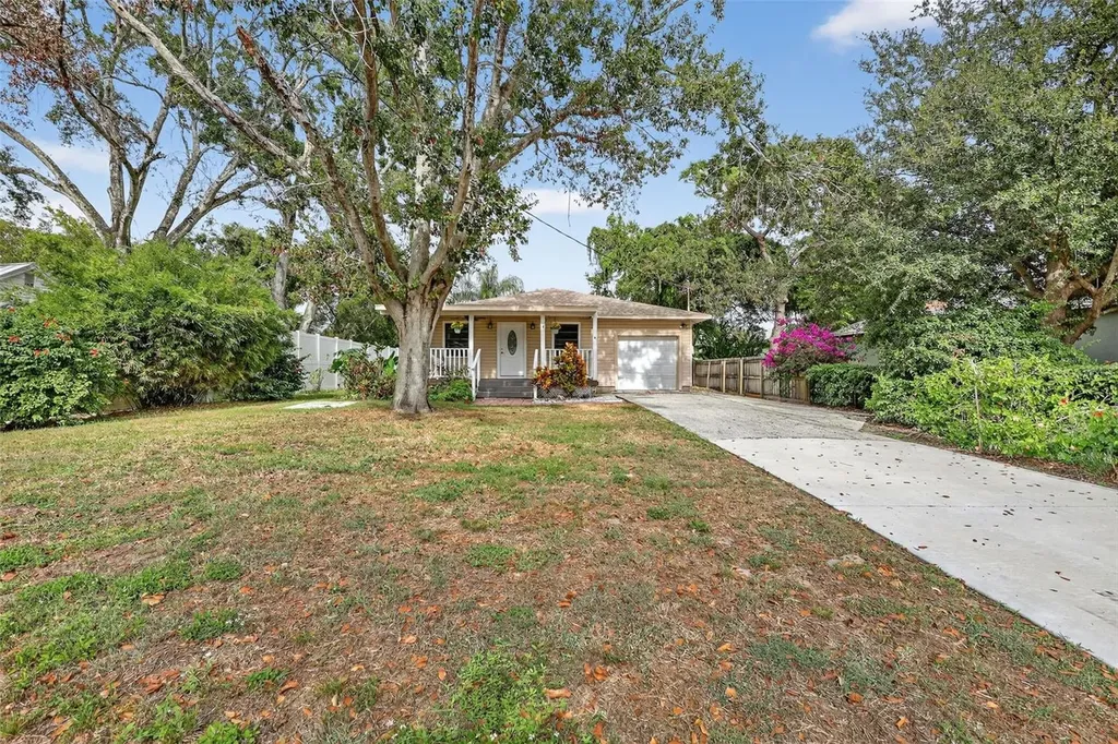 6220 W Thorpe Street Tampa FL 33611