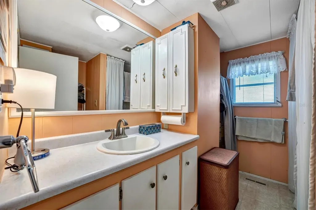 122 E Saint Annes Circle Apollo Beach FL 33572