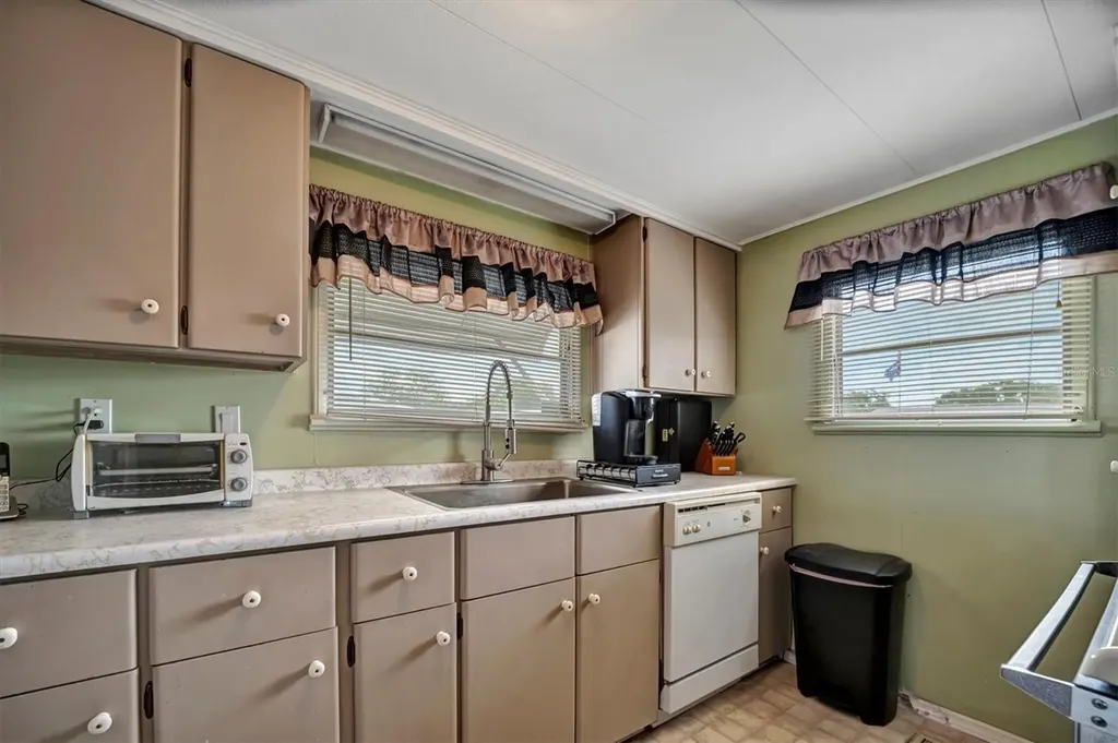 122 E Saint Annes Circle Apollo Beach FL 33572