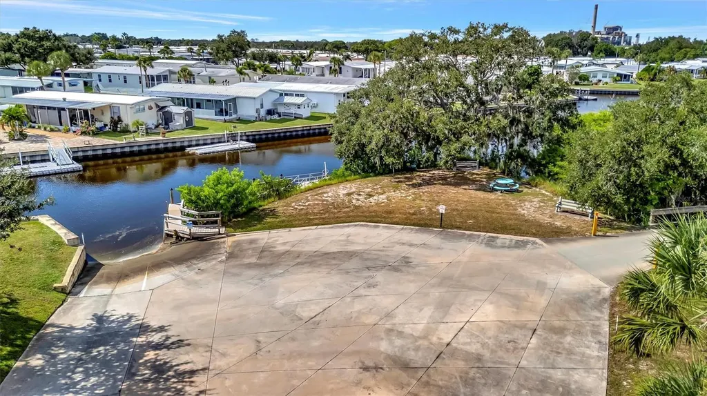 122 E Saint Annes Circle Apollo Beach FL 33572