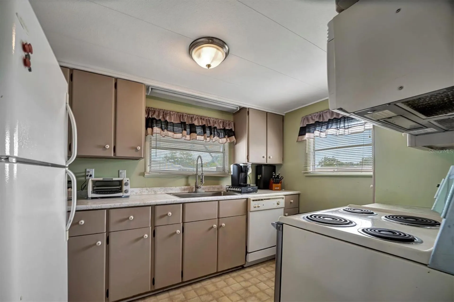 122 E Saint Annes Circle Apollo Beach FL 33572