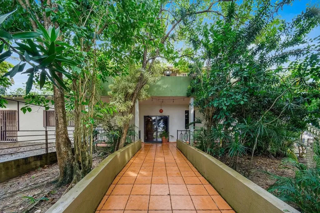 690 Los Naborias Street Vega Alta PR 00692