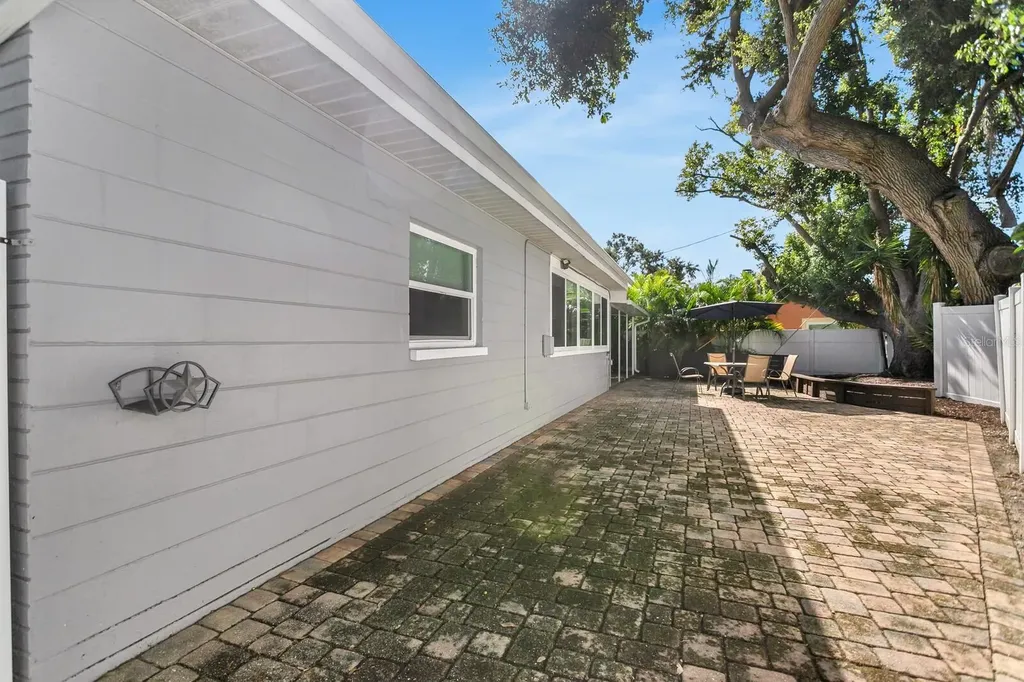 2290 60th Way N St Petersburg FL 33710