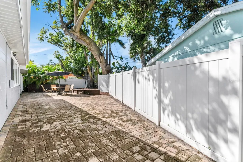 2290 60th Way N St Petersburg FL 33710
