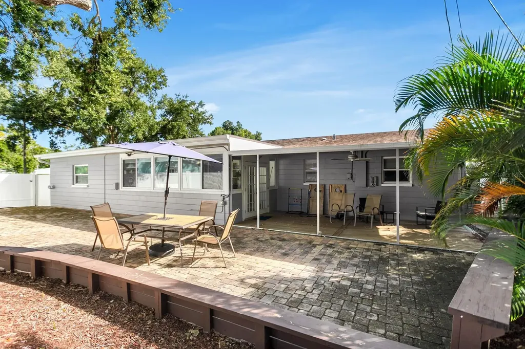 2290 60th Way N St Petersburg FL 33710