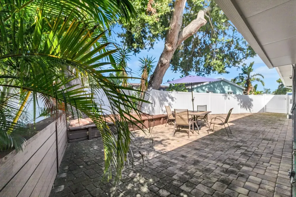 2290 60th Way N St Petersburg FL 33710