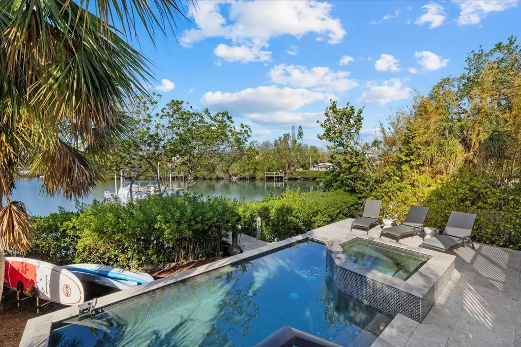 5246 Avenida Del Mare Sarasota FL 34242