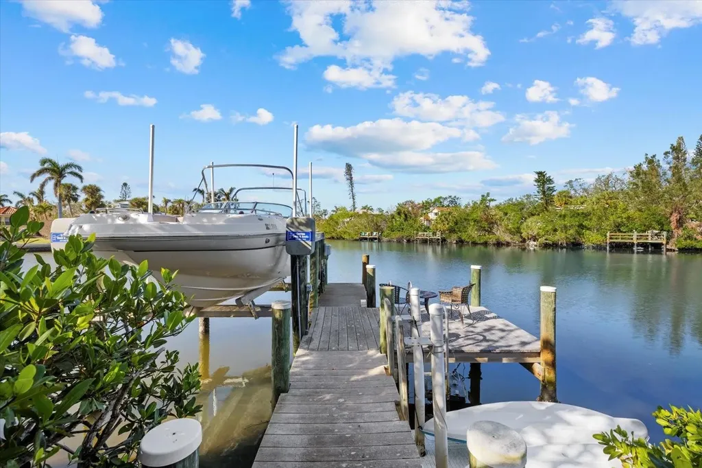 5246 Avenida Del Mare Sarasota FL 34242