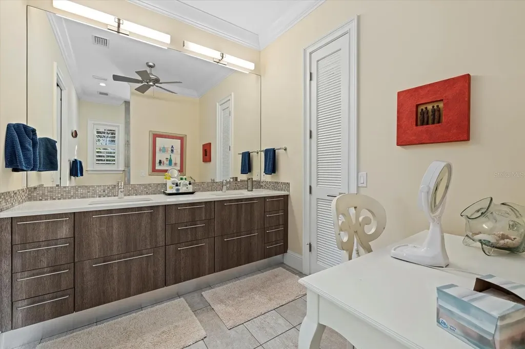 5246 Avenida Del Mare Sarasota FL 34242