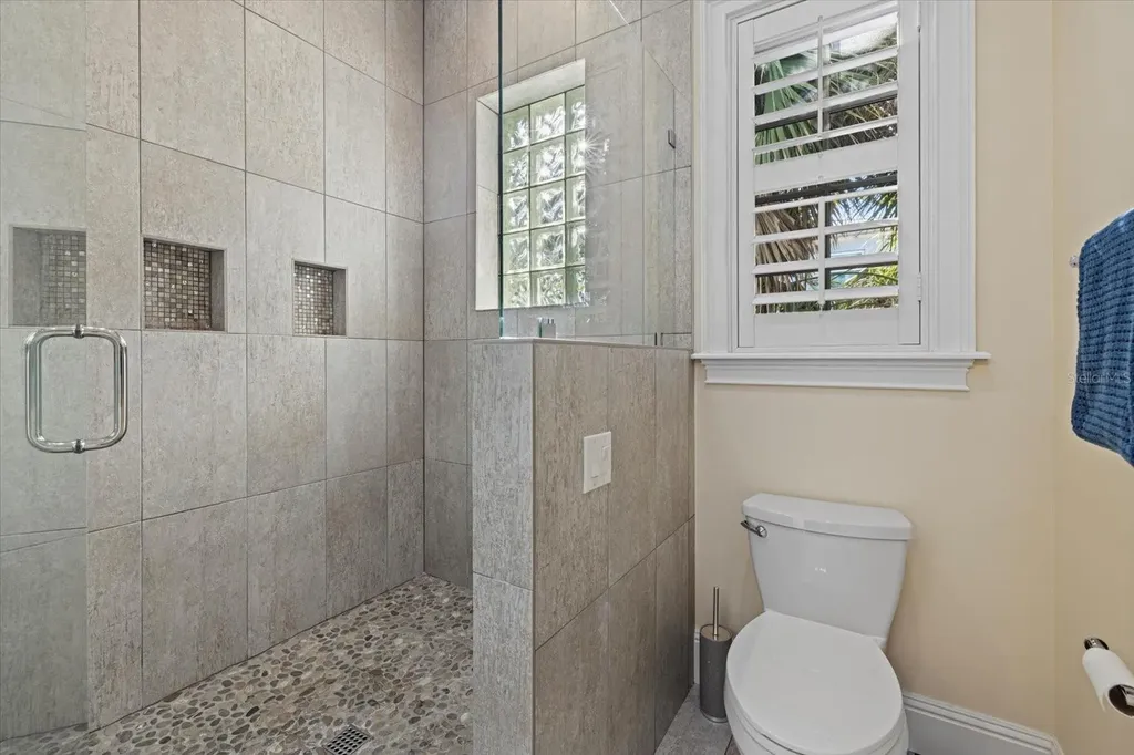 5246 Avenida Del Mare Sarasota FL 34242