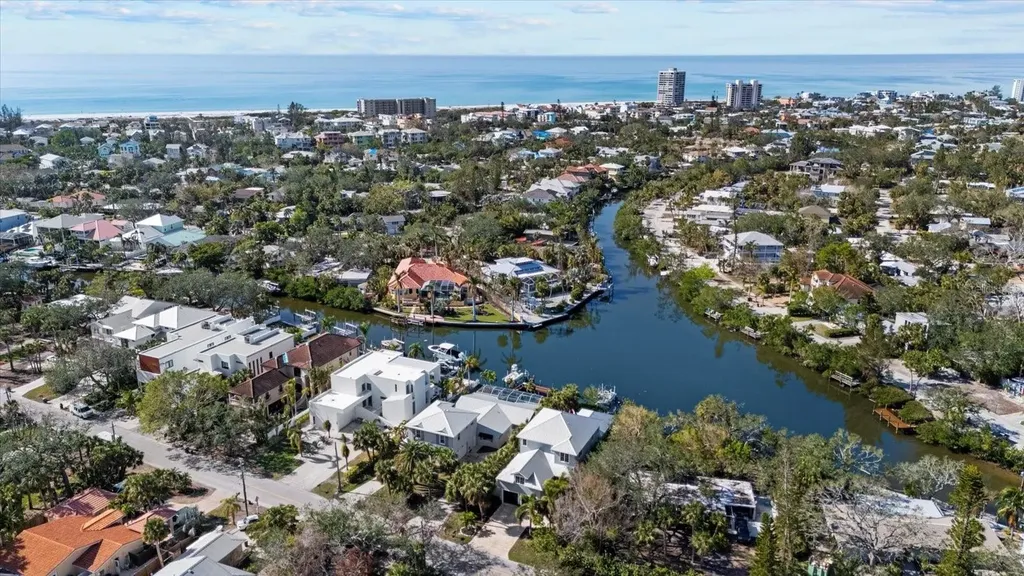 5246 Avenida Del Mare Sarasota FL 34242