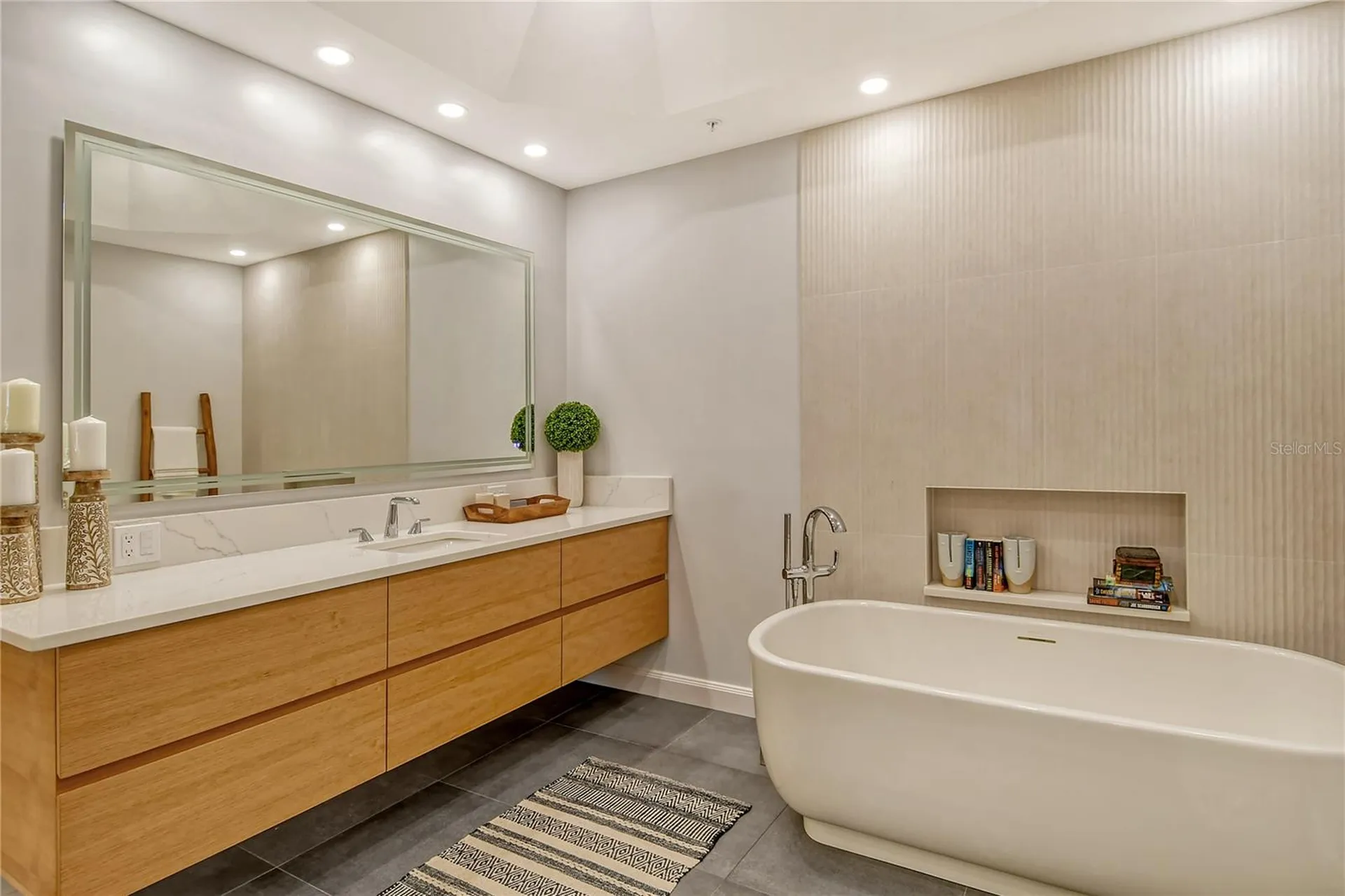 435 L Ambiance Drive Longboat Key FL 34228