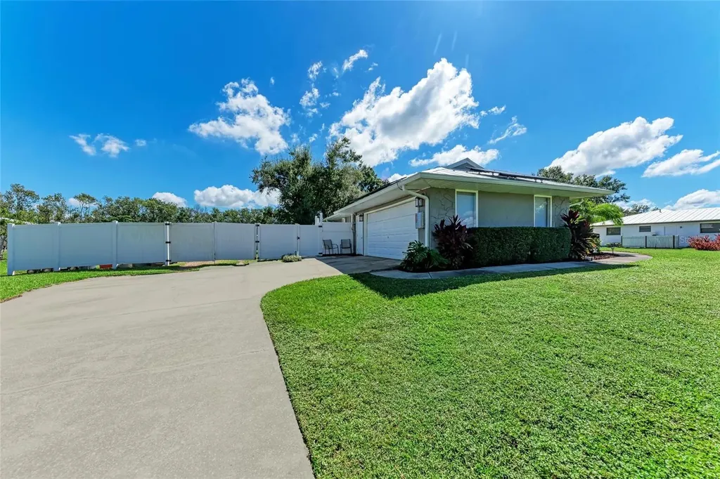 1821 Racimo Drive Sarasota FL 34240
