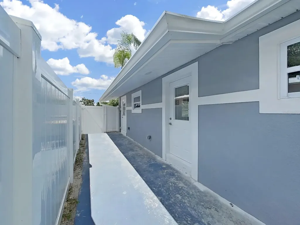 8721 N River Forest Circle Tampa FL 33604