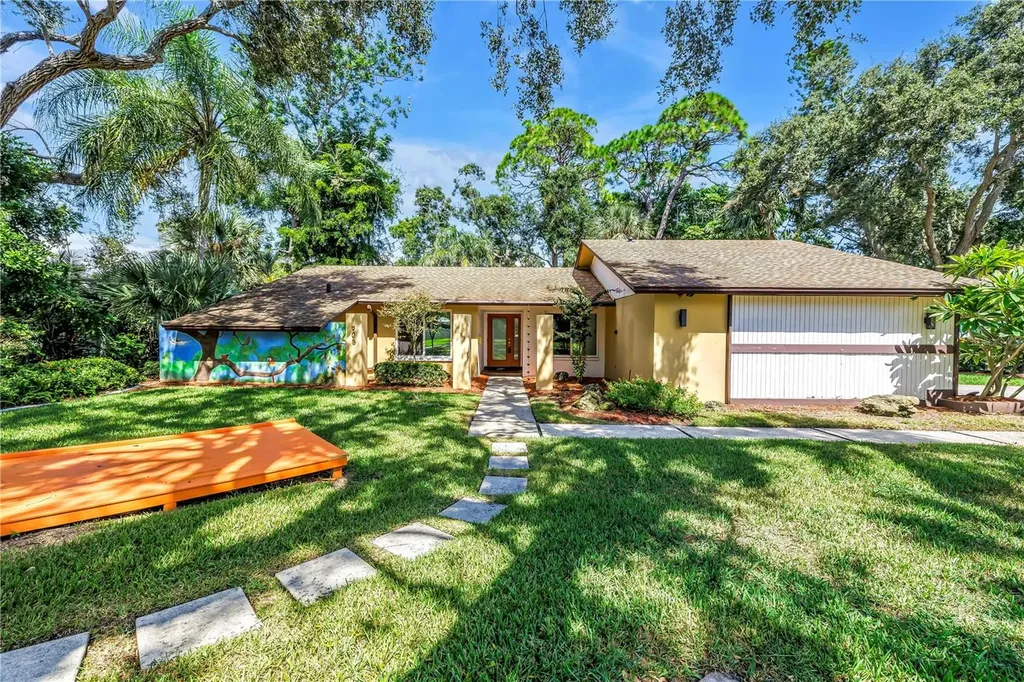 905 Serpentine Drive S St Petersburg FL 33705