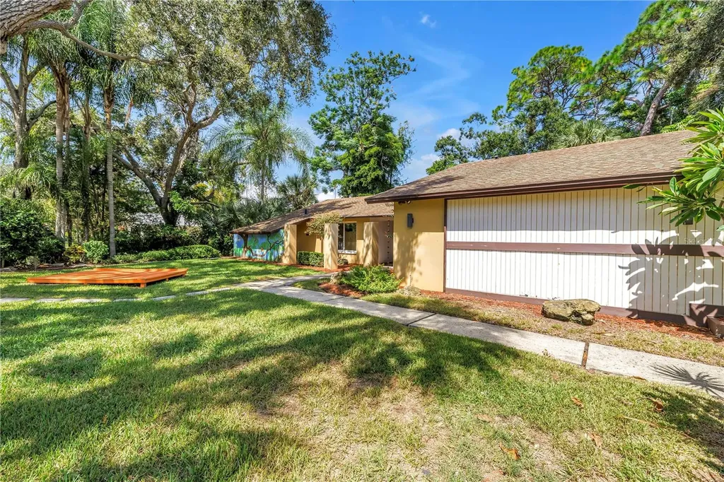 905 Serpentine Drive S St Petersburg FL 33705