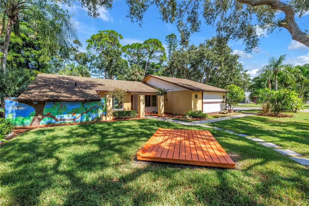 905 Serpentine Drive S St Petersburg FL 33705