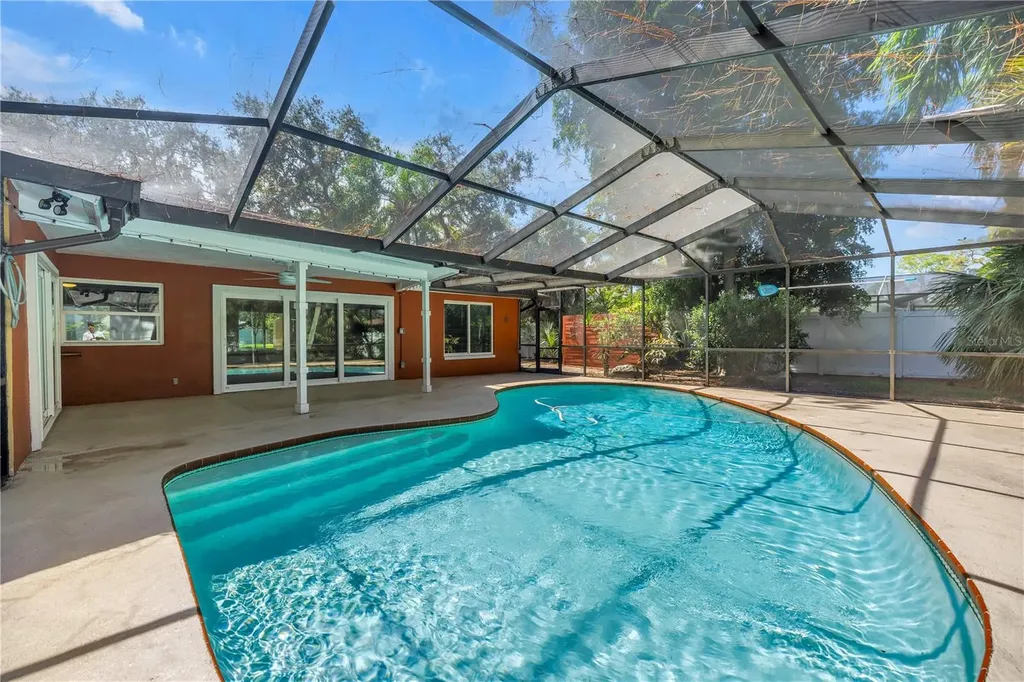 905 Serpentine Drive S St Petersburg FL 33705