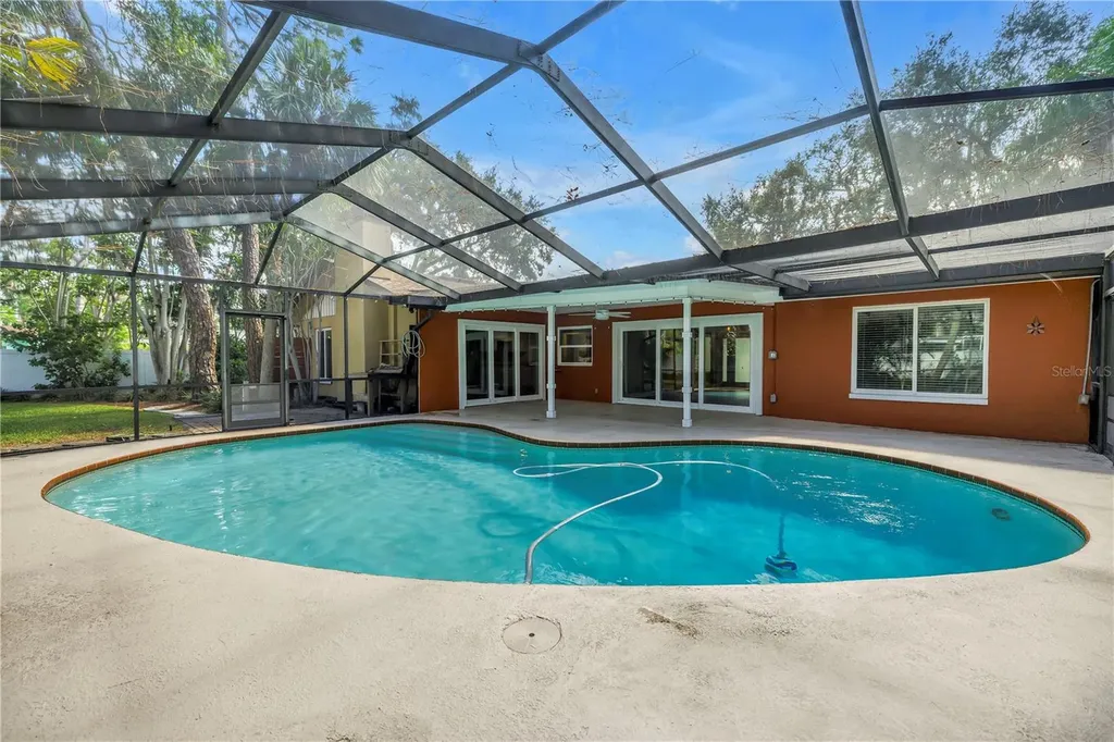 905 Serpentine Drive S St Petersburg FL 33705