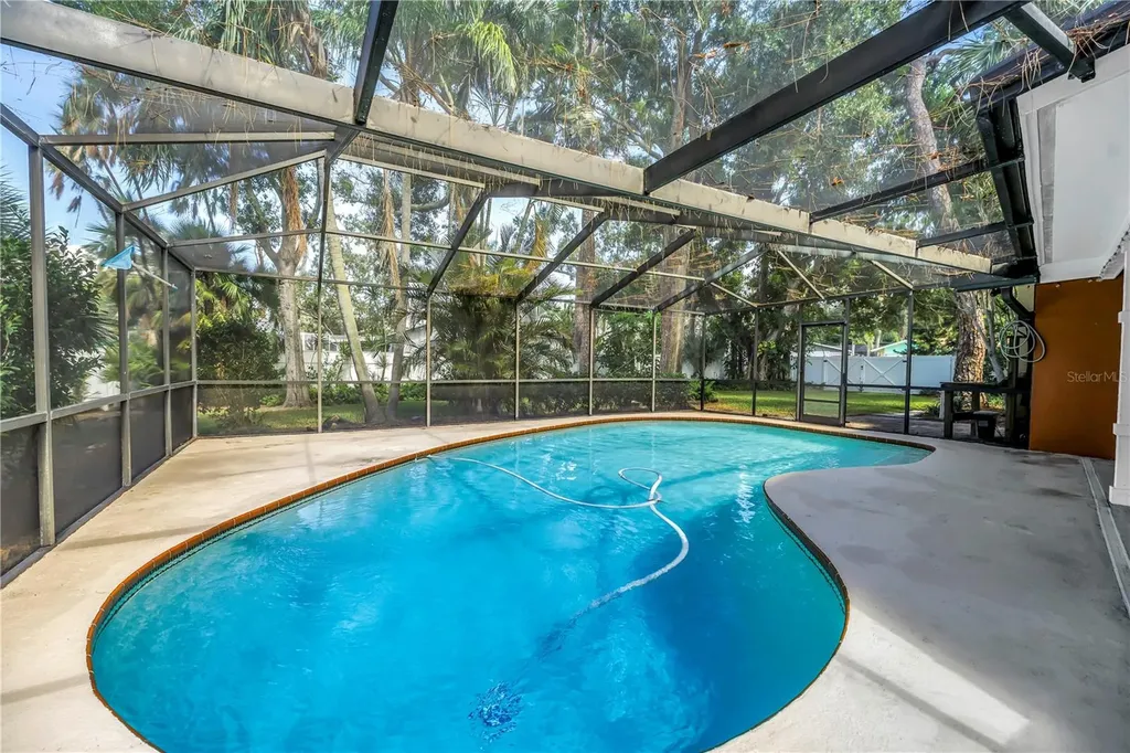 905 Serpentine Drive S St Petersburg FL 33705