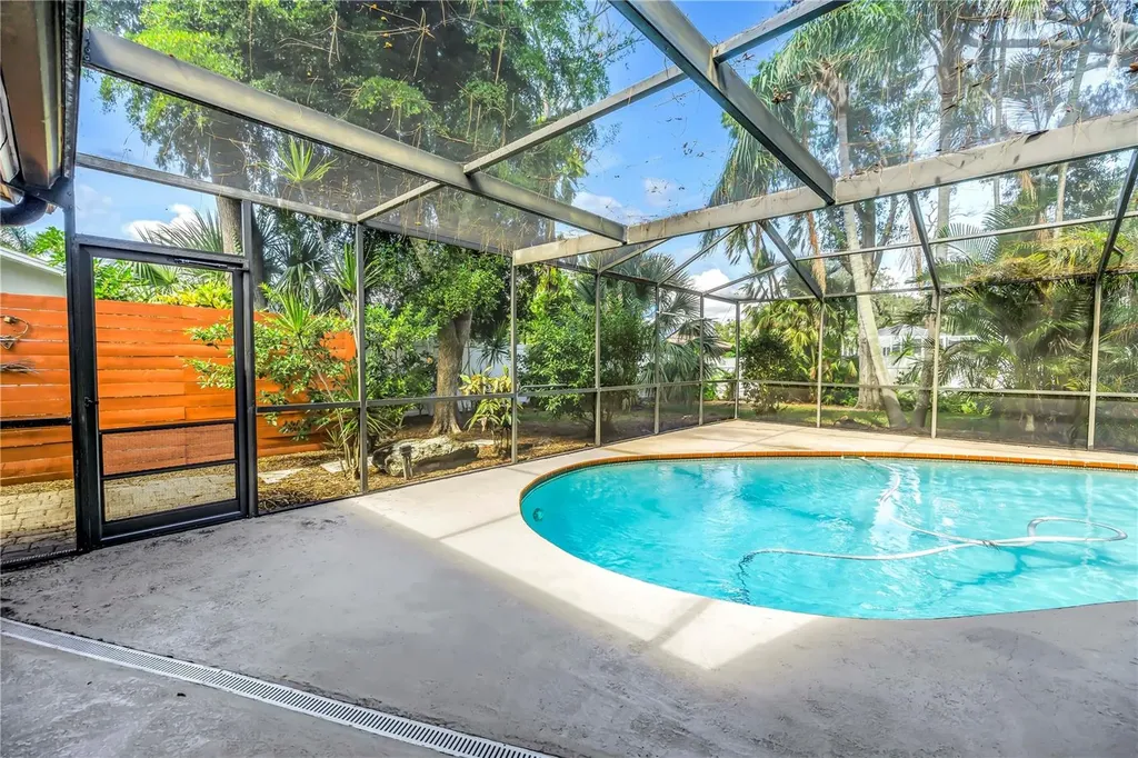 905 Serpentine Drive S St Petersburg FL 33705