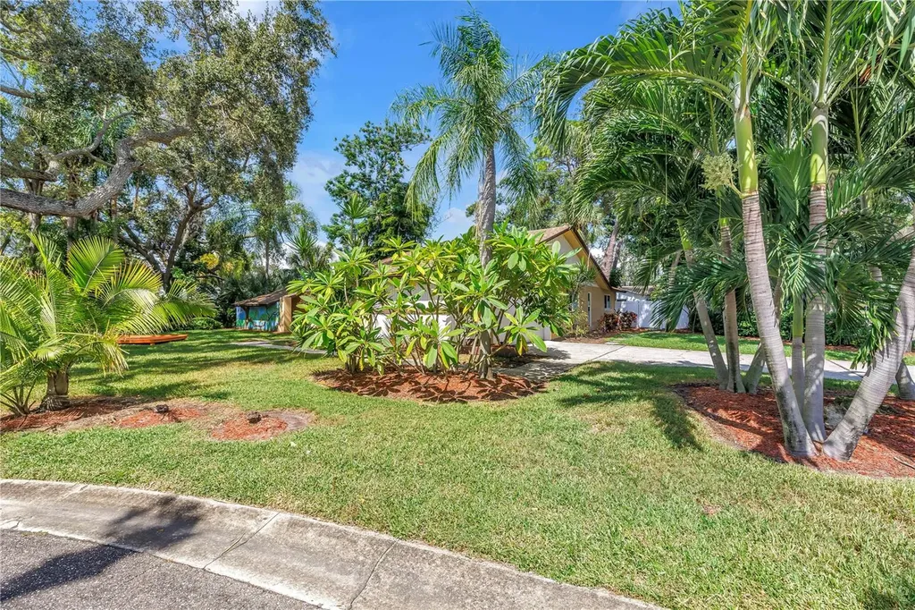 905 Serpentine Drive S St Petersburg FL 33705