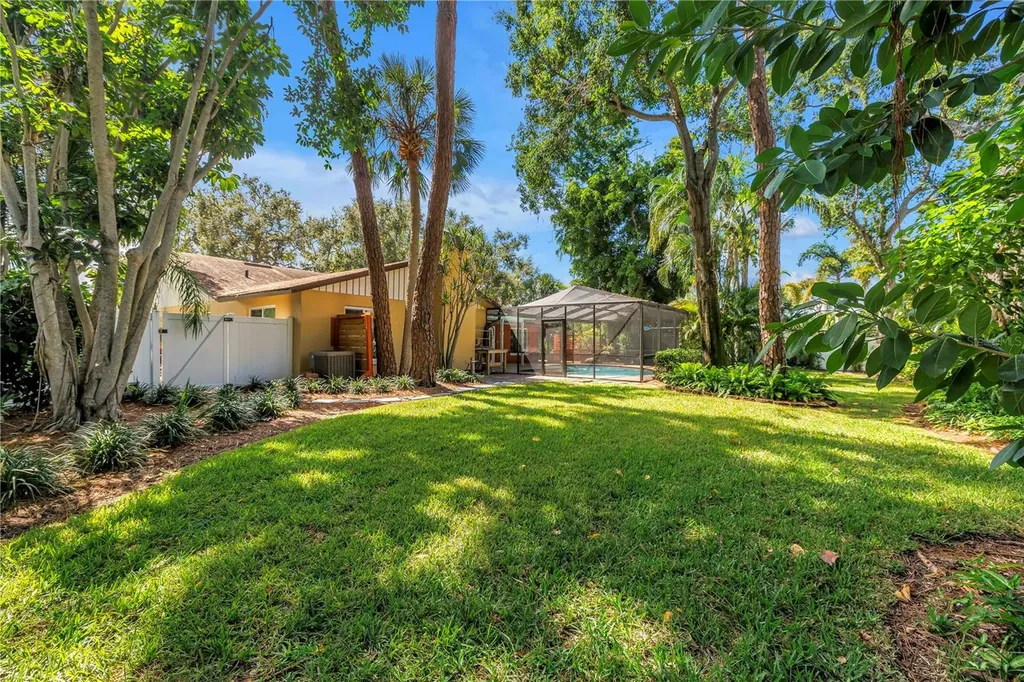 905 Serpentine Drive S St Petersburg FL 33705