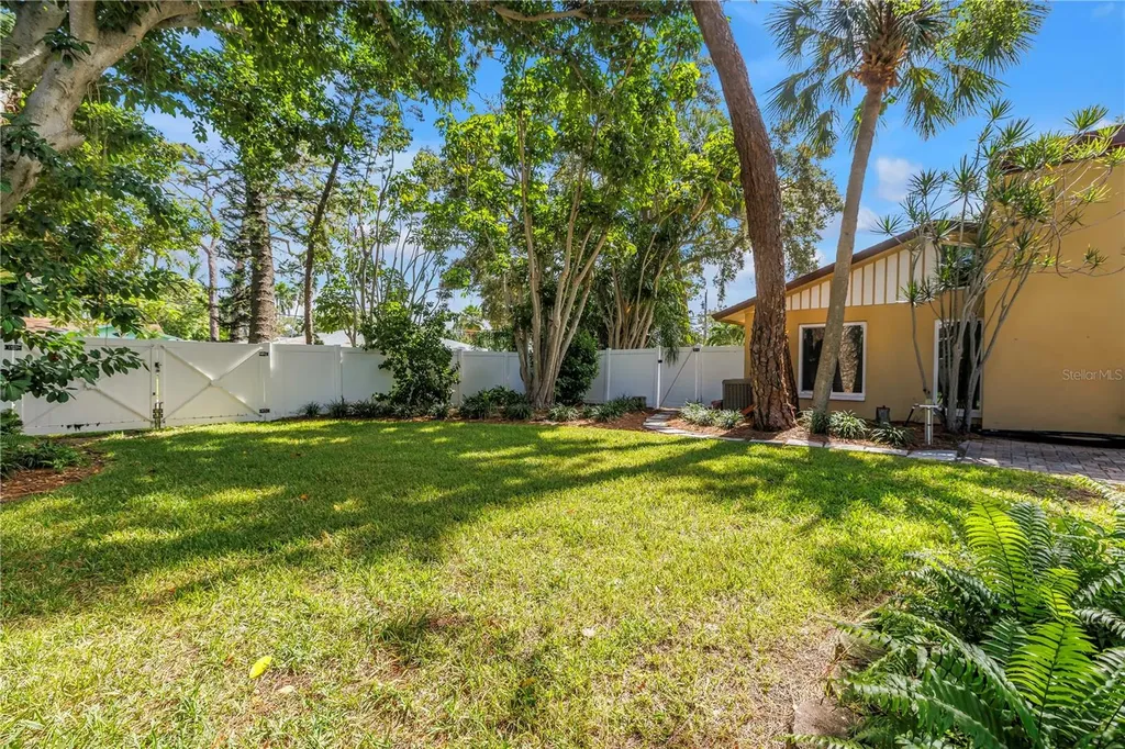 905 Serpentine Drive S St Petersburg FL 33705