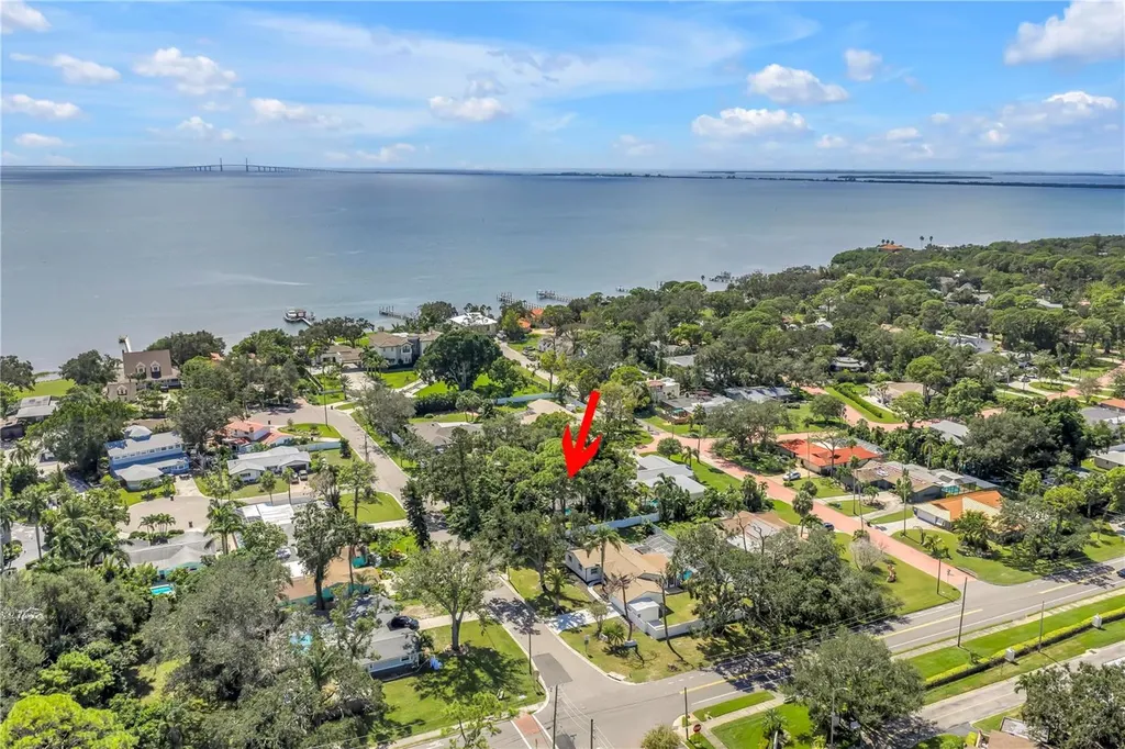 905 Serpentine Drive S St Petersburg FL 33705