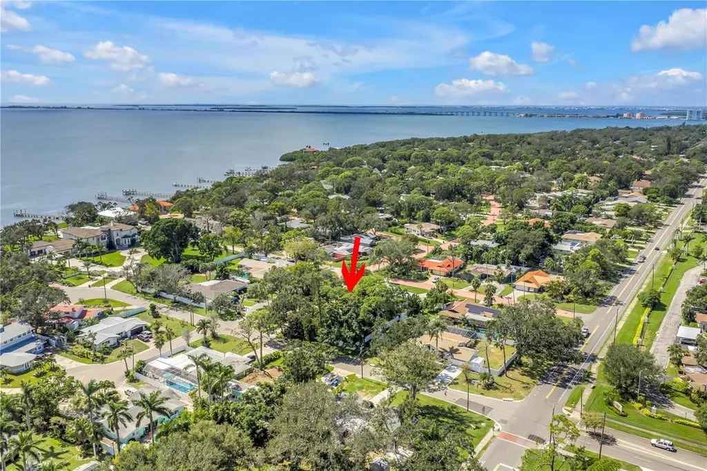 905 Serpentine Drive S St Petersburg FL 33705