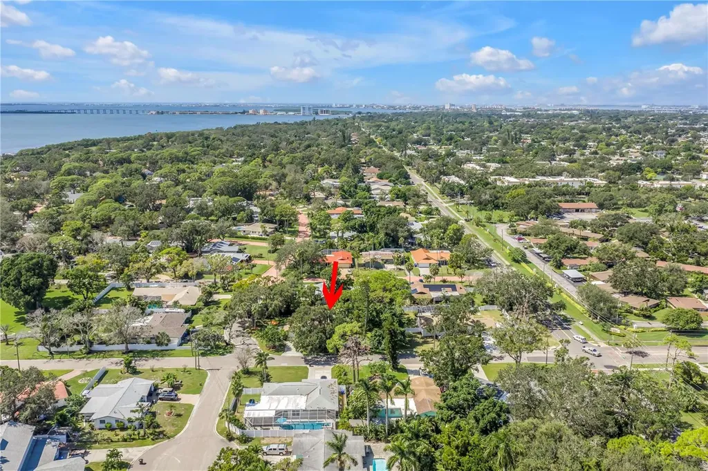 905 Serpentine Drive S St Petersburg FL 33705