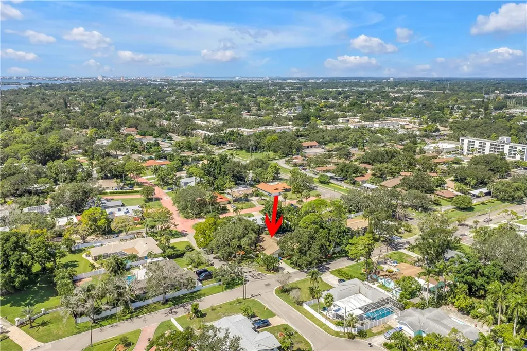 905 Serpentine Drive S St Petersburg FL 33705